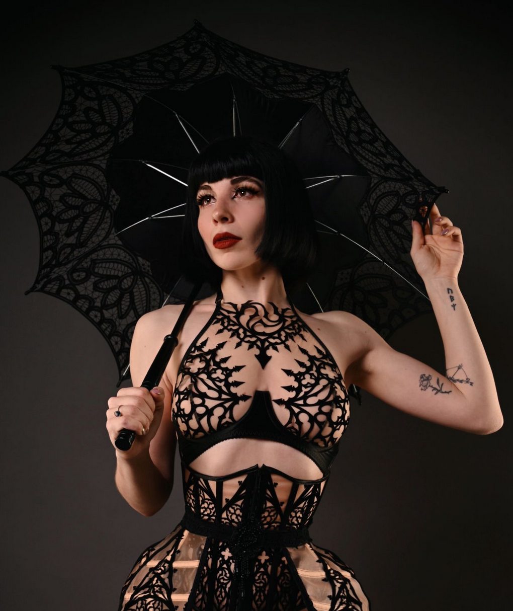 Luisa - Miss Lucyfée im Burlesque-Kostüm mit schwarzem Spitzenschirm
