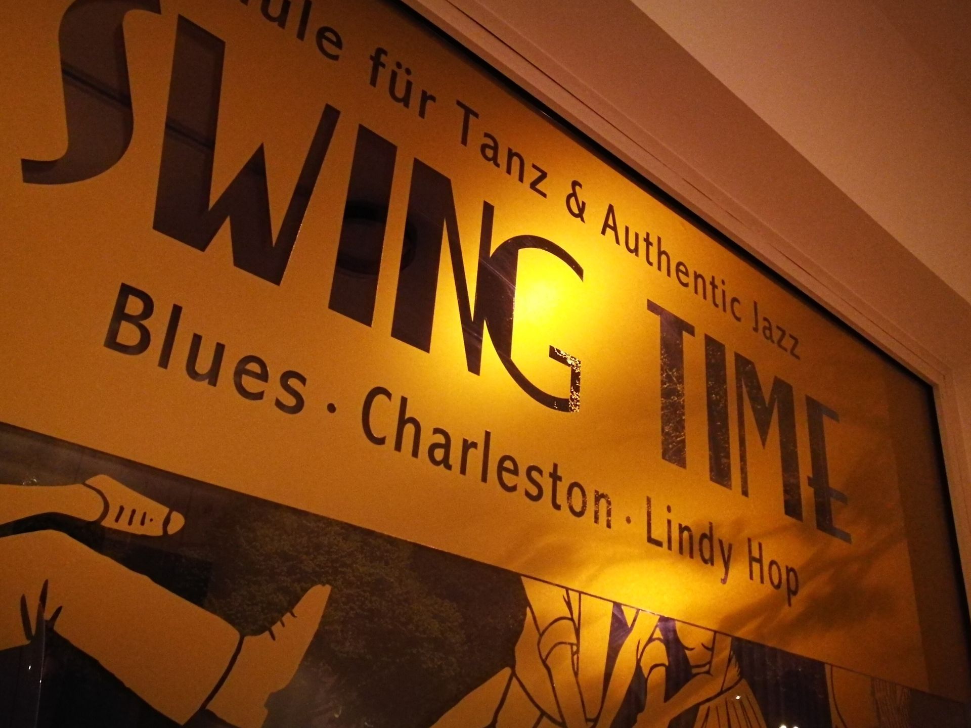 Goldenes SWING TIME Banner mit Blues, Charleston und Lindy Hop