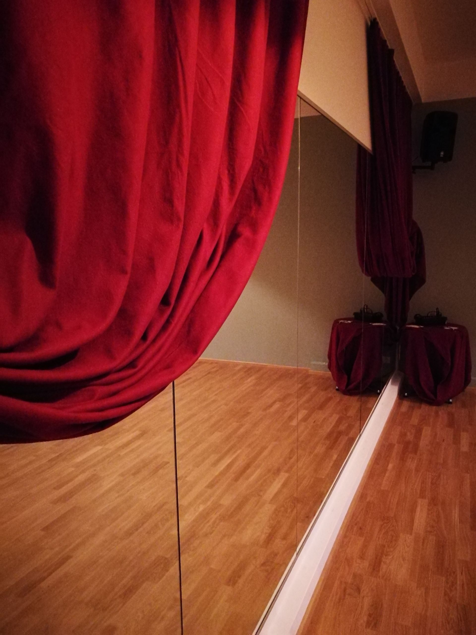 SWING TIME Tanzsaal mit Parkettboden, Spiegelwand und rotem Vorhang