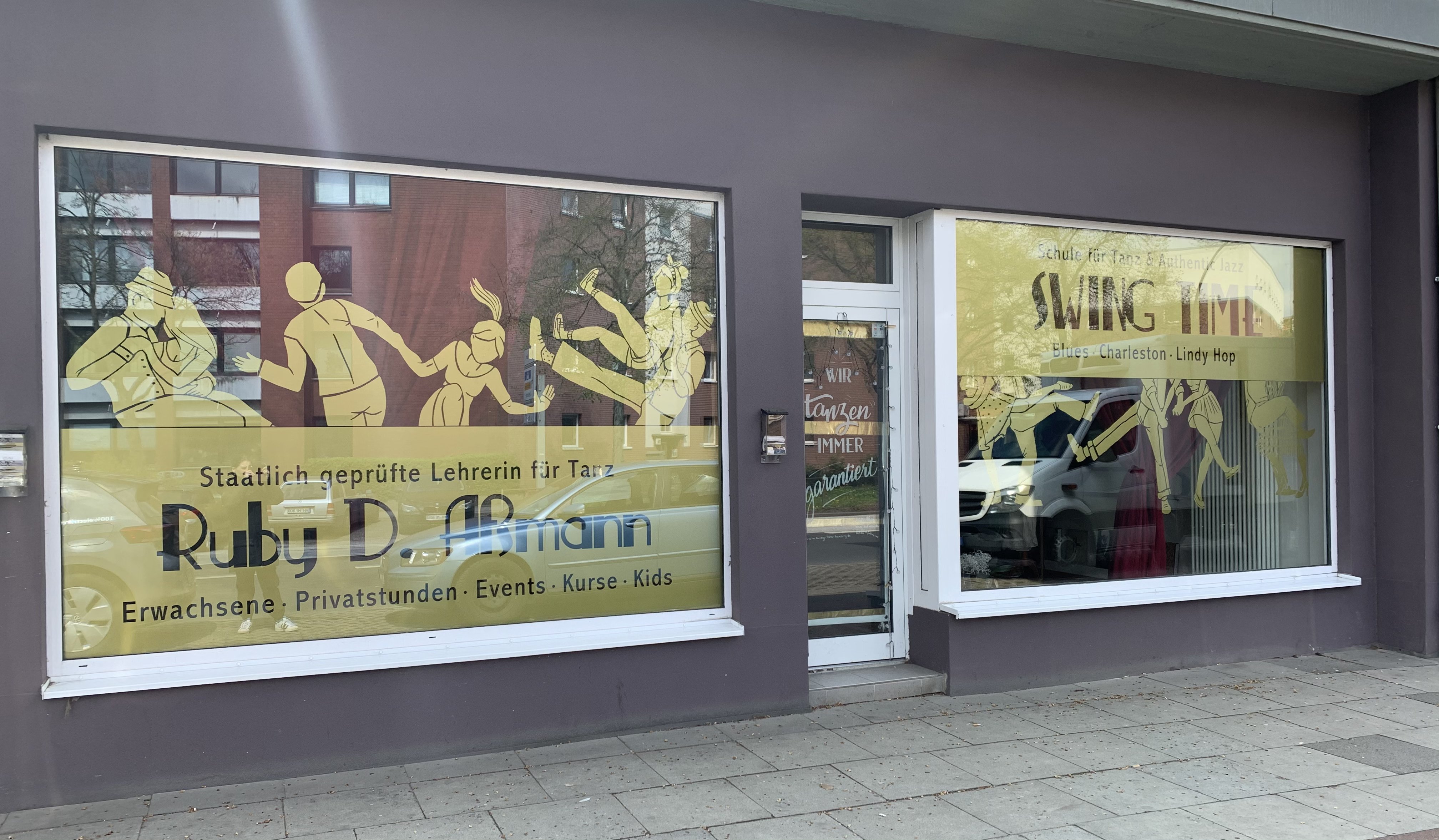 Tanzsaal von SWING TIME mit rotem Vorhang, Spiegelwand und Parkettboden
