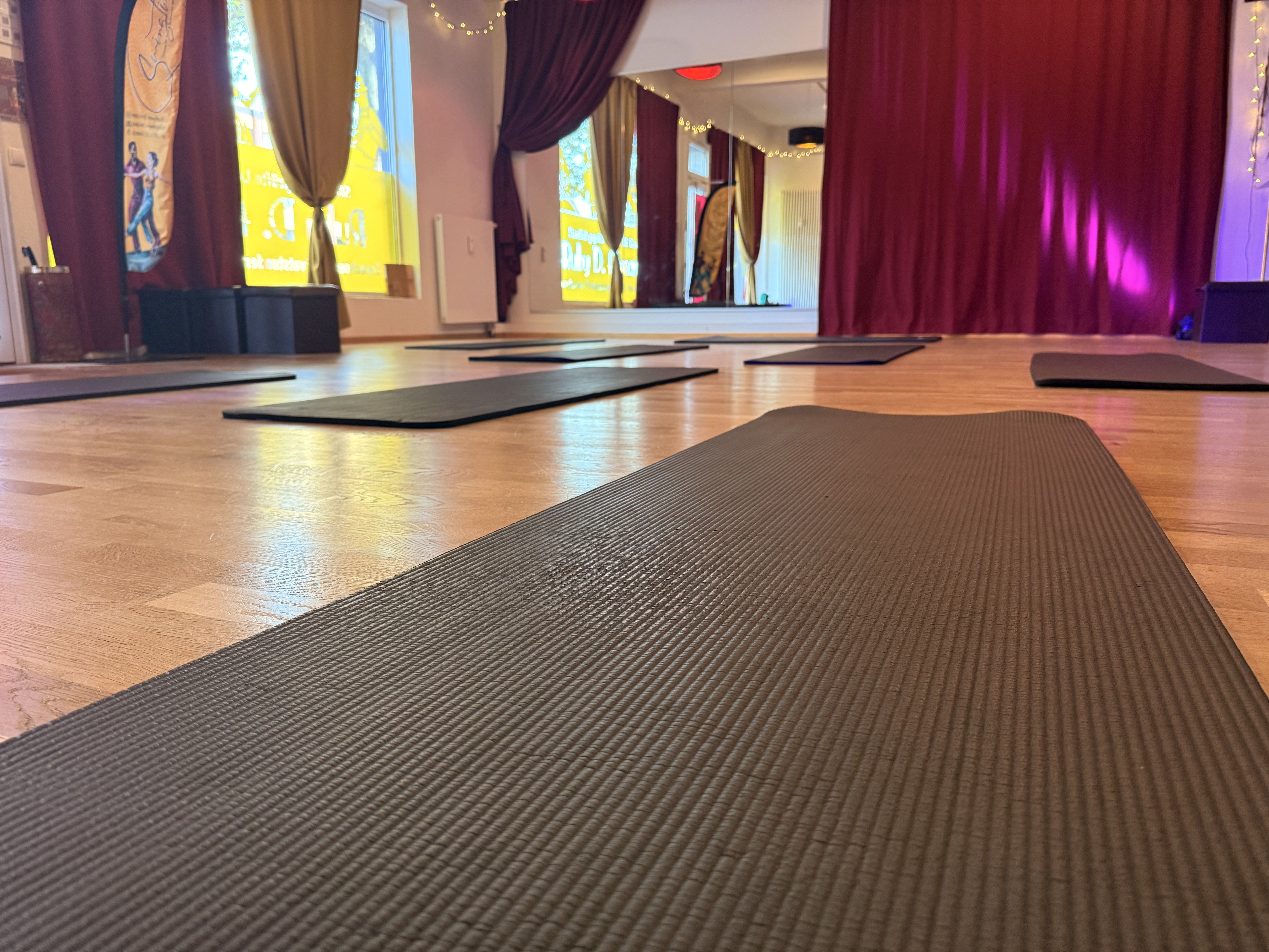SWING TIME Tanzsaal mit Parkettboden, Yogamatten und Spiegelwand